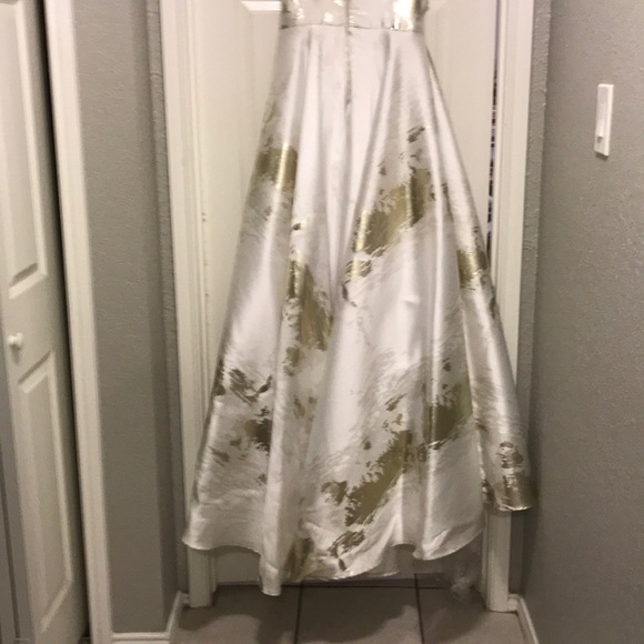 BEAUTIFUL EYE CATCHING GOWN!😁 - Picture 8 of 8